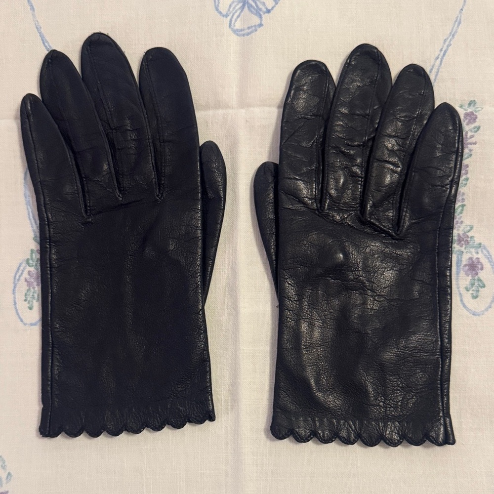 Vintage Black Leather Women's Gloves - Classic Winter Accessory